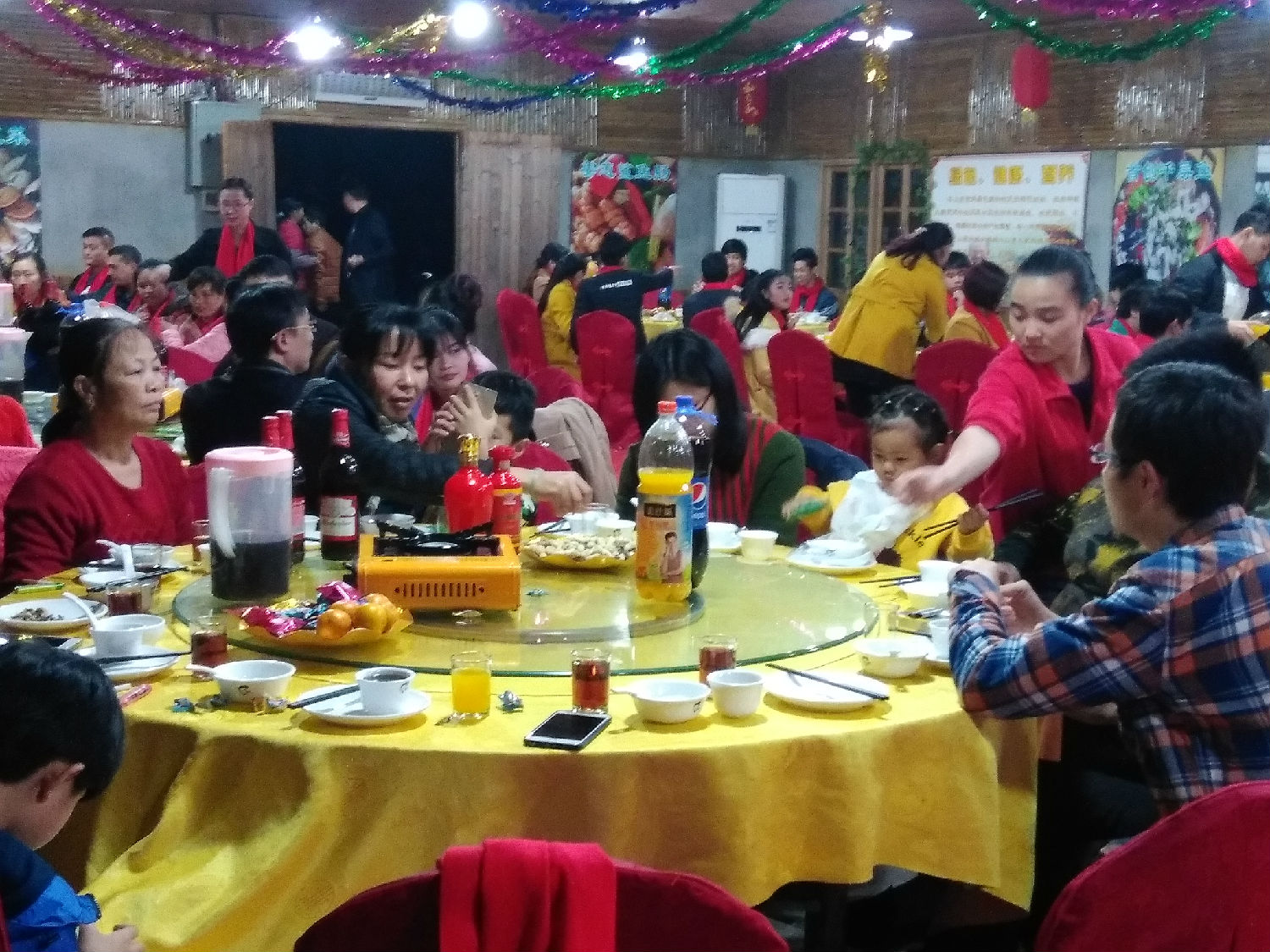 雄緯紡織團(tuán)年宴其樂融融的景象 雄緯紡織團(tuán)年宴其樂融融的景象