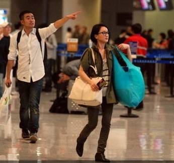 左肩背無(wú)紡布袋，右肩帆布袋的周迅就這樣出現(xiàn)的機(jī)場(chǎng)，果然愧是環(huán)保大使