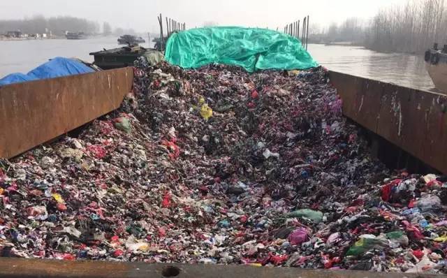 白色垃圾成災(zāi)的垃圾堆 白色垃圾成災(zāi)的垃圾堆