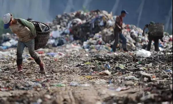 撿垃圾成了中國(guó)人很大一部分人的生活來(lái)源之一