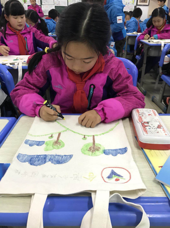 手繪環(huán)保袋制作中 手繪環(huán)保袋制作中