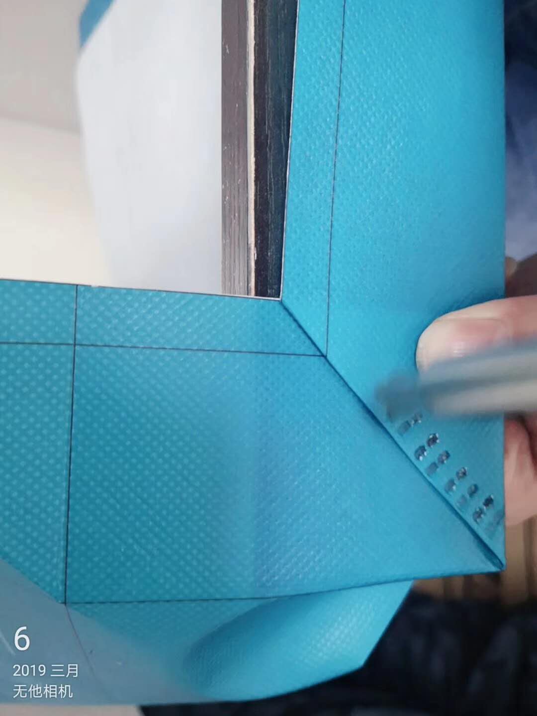 覆膜熱壓無(wú)紡布袋手工樣打樣中 覆膜熱壓無(wú)紡布袋手工樣打樣中