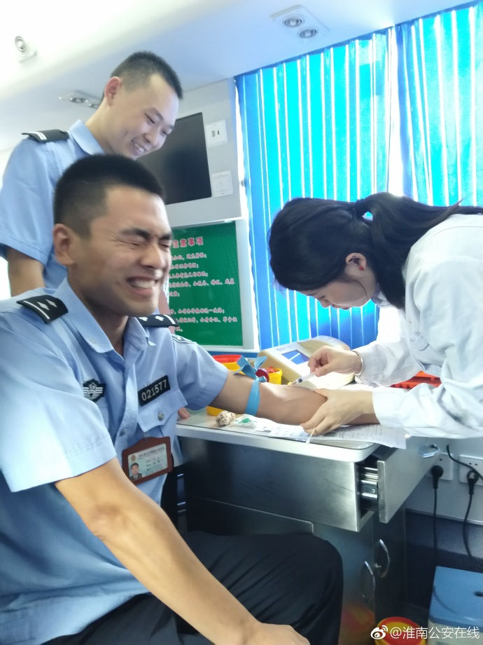 疼skr人！警察在移動獻(xiàn)血車上的表情包亮了